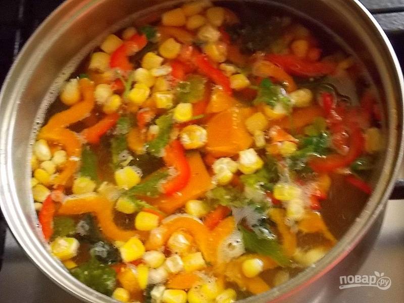 Добавьте в курице перец, кукурузу, зажарку и готовьте в течение 10 минут.