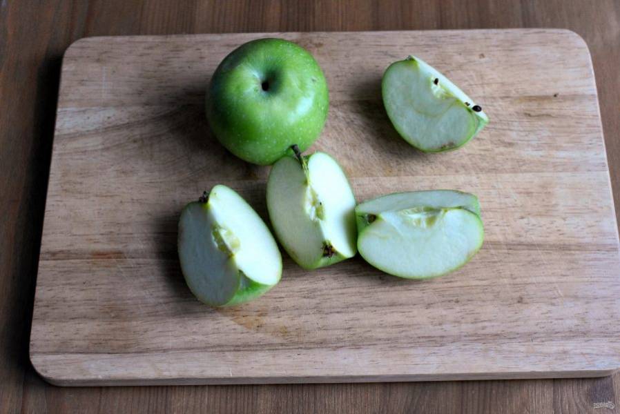 Минут за 10 до конца приготовления добавьте к мясу яблоки, разрезав их на 4-6 частей и удалив семенную коробку. Тушите до мягкости яблок. Затем часть яблок разомните в соусе, убрав кожуру. 