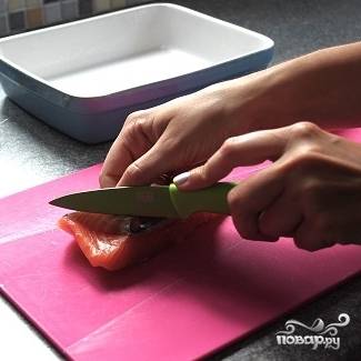 1. Нарежьте филе лосося небольшими кубиками. 