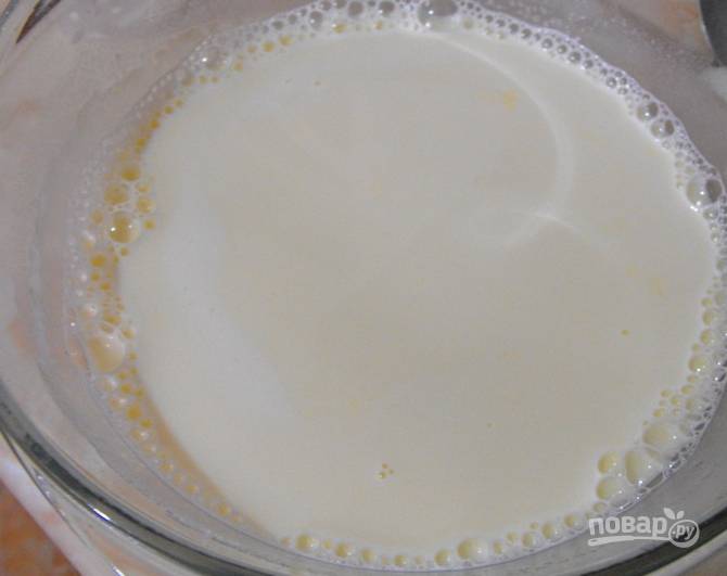 Растерев крахмал с яйцами и сахаром, постепенно доливаем молоко. Естественно, оно должно быть холодным. Если долить теплое, яйца могут свернутся. Досыпаем пачку ванилина. Все хорошенько перемешиваем.