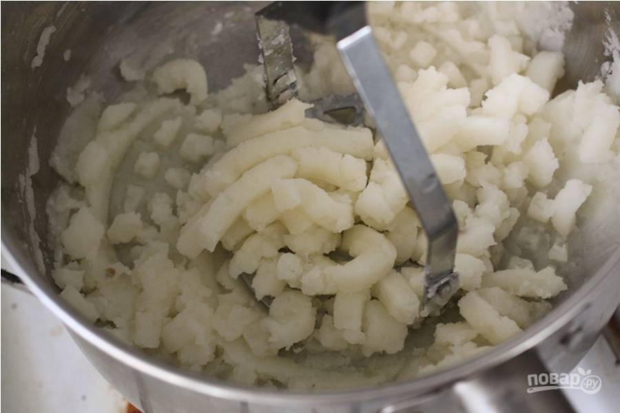 3.	Слейте воду с отварного картофеля и разомните его в пюре.
