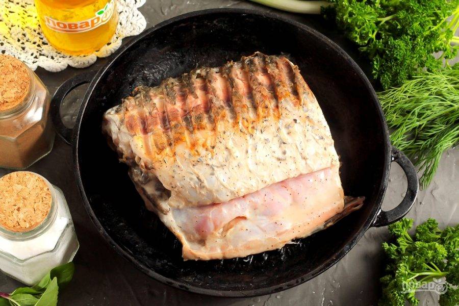 Разогрейте сковороду-гриль и влейте в нее растительное масло. Дождитесь, пока оно хорошо прогреется и выложите рыбу. Если масло прогреется плохо, то кожа карпа прилипнет к ребрам сковороды! Обжарьте рыбу на каждой стороне по 3-4 минуты до румяных подпалин. Когда перевернете карпа на другую сторону, то убавьте нагрев и накройте емкость крышкой, чтобы рыба пропарилась внутри.