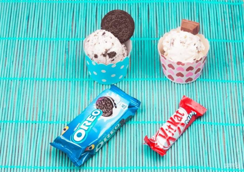 4. Переложите мороженое в пластиковый контейнер, накройте его крышкой или пищевой пленкой и отправьте в морозилку на 6-12 часов. С помощью ложки сформируйте шарики мороженого и подайте его, украсив печеньем. Приятного аппетита!
