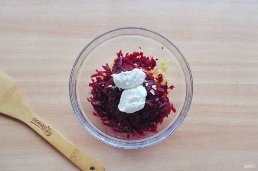 Салат посолите по вкусу и выложите заправку.