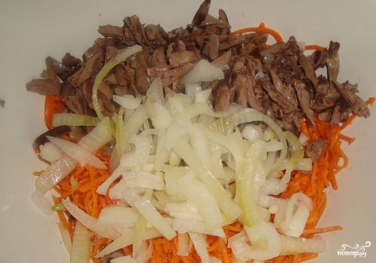 Отварную куриную печень нарезаем полосочками и соединяем с морковью по-корейски. Добавляем лук.