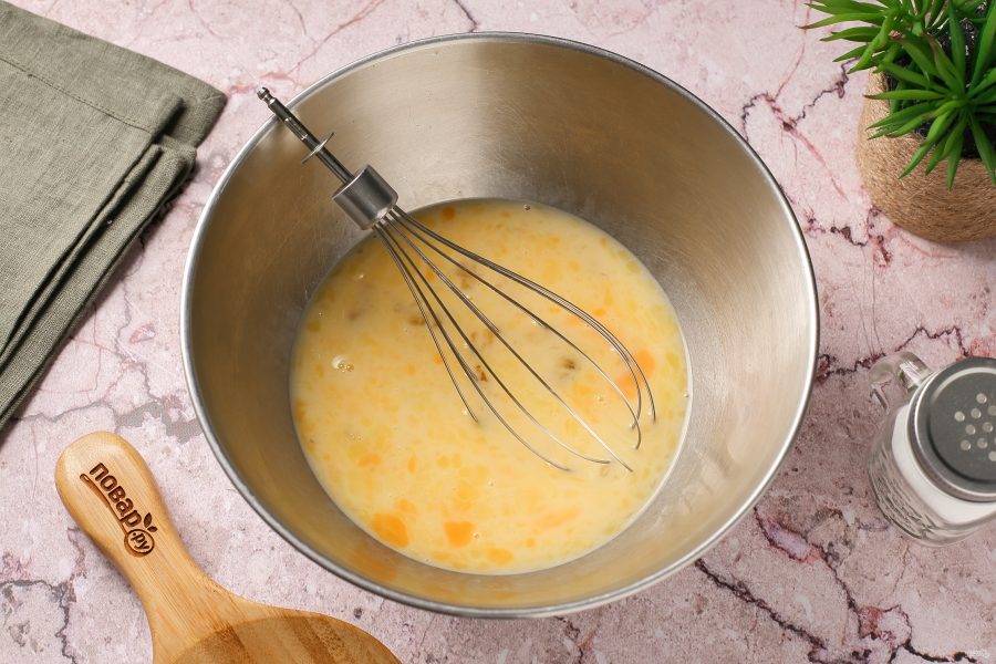 Разбейте яйца в рабочую миску. Добавьте соль и слегка перемешайте (не взбиваем!).