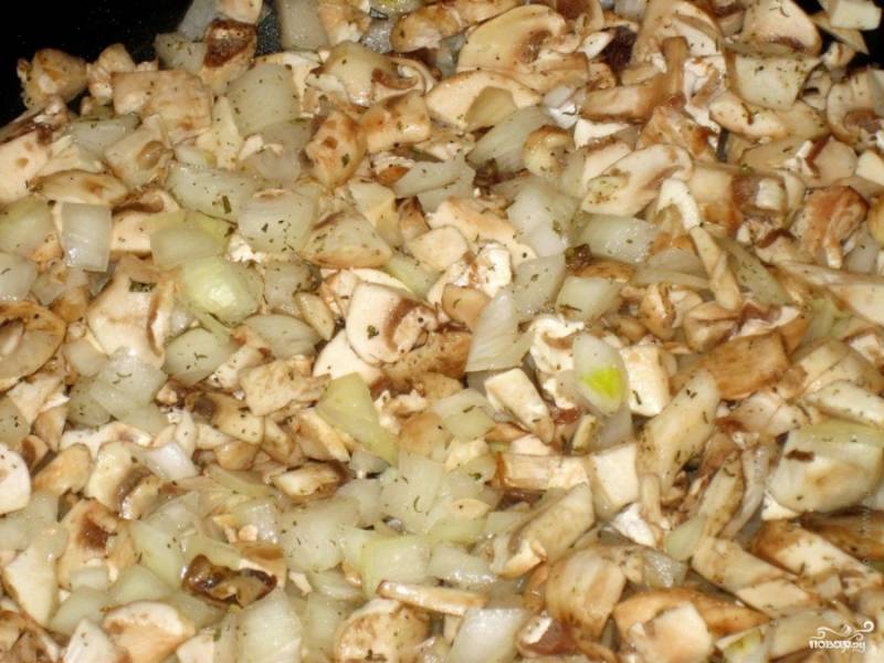 К луку добавить грибы, перемешать, добавить моль, перец, обжаривать несколько минут.