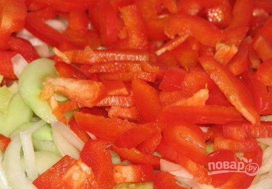 Красный болгарский перец (можно использовать желтый и зеленый) вымойте и обсушите. Удалите из него серединку и семена. Нарежьте перец на тонкие полосочки. 