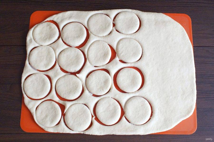 Тесто раскатайте в пласт толщиной 0,3 см. Вырежьте с помощью стакана круги.