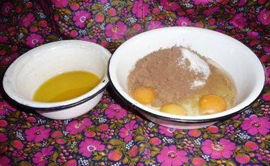 Масло растопить, яйца взбить с сахаром и какао.