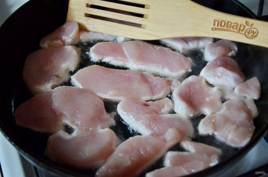 Разогрейте оливковое масло на сковороде, обжарьте на сильном огне кусочки куриного мяса.