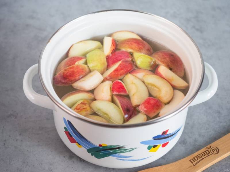 Чистые яблоки нарежьте дольками, очистив от сердцевины и веточек. Добавьте в сироп и варите 3 минуты после закипания.