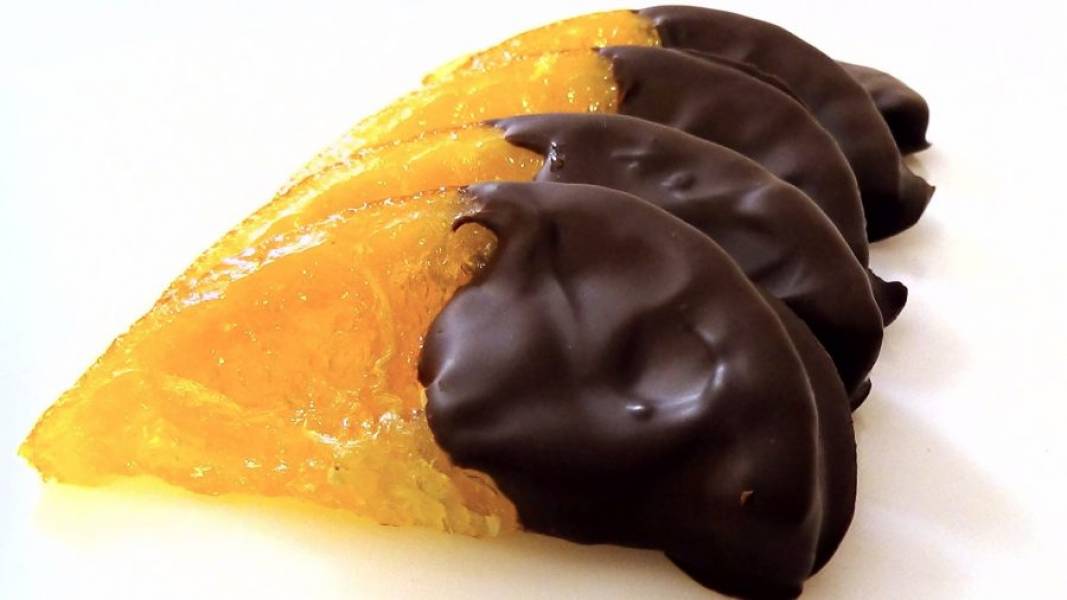 5. Поставьте апельсины в прохладное место до полного застывания шоколада. Приятного аппетита!