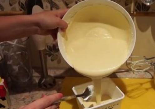 Вводим в сливки молочно-желтковую массу и перемешиваем. По желанию добавьте измельченные в ступке орешки. Раскладываем полученную массу в форму для мороженого пломбир и ставим в морозилку на несколько часов.