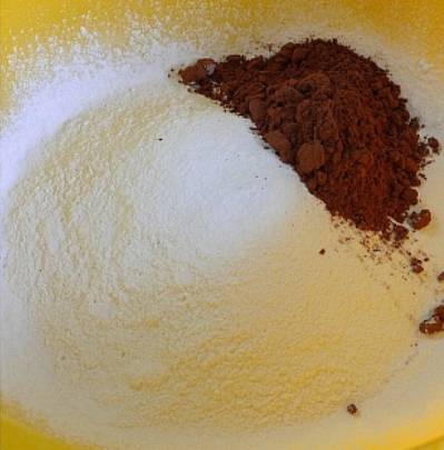 4. Отдельно соединить 200 грамм просеянной муки и какао. 