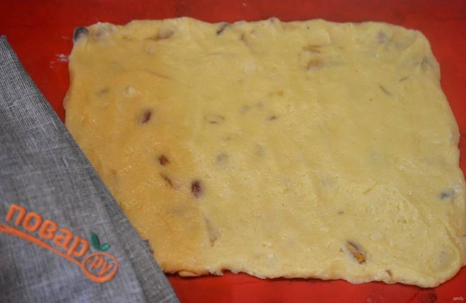 8. Раскатайте тесто в пласт толщиной чуть меньше 1 см.
