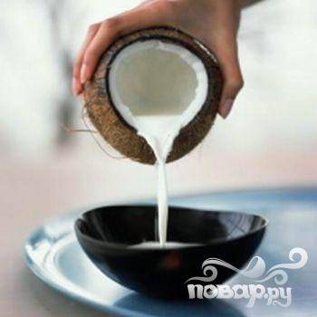 3. Расколоть кокос и собрать его сок. Миндальное молоко можно заменить обычным.