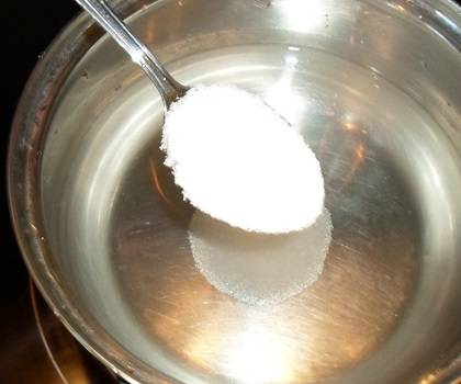 4. Когда овощи уложены, можно заняться маринадом. В чистую воду отправьте соль и сахар, поставьте кастрюлю на огонь. После закипания проварите, чтобы сахар и соль полностью растворились. 