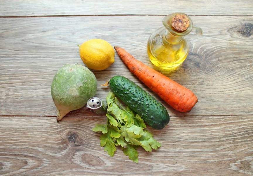 Подготовьте все необходимые ингредиенты для приготовления салата из маргеланской редьки. Овощи тщательно вымойте, обсушите и почистите морковь и редьку от кожуры.