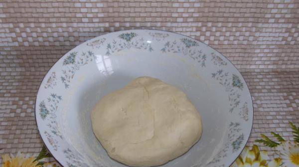 2. После этого готовое тесто положите в холодильник и займитесь начинкой. Картофель следует отварить в хорошо подсоленной воде.