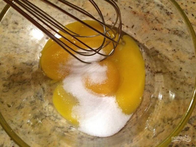 1.	В миску выложите куриные желтки, к ним добавьте сахарный песок и крахмал или муку, взбейте все.