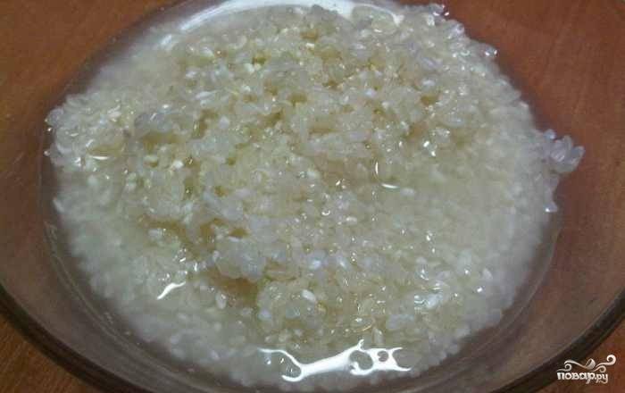 Затем промойте рис. Лучше промывать его несколько раз до прозрачности воды. Затем рис тоже добавьте в бульон.