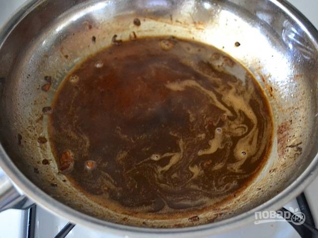 5.	Добавьте в сковороду оставшийся бальзамический уксус и масло.