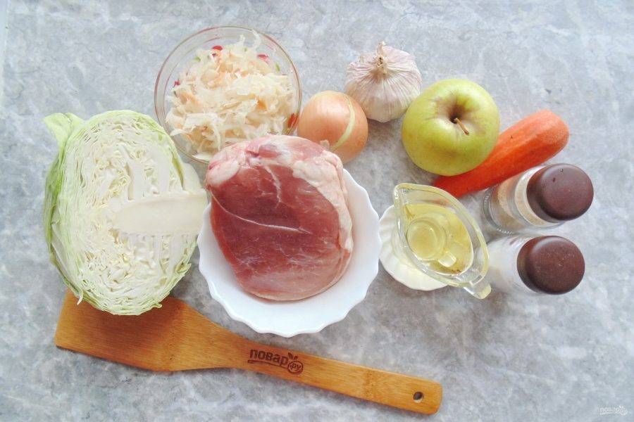 Подготовьте ингредиенты для приготовления мяса с капустой и яблоками.