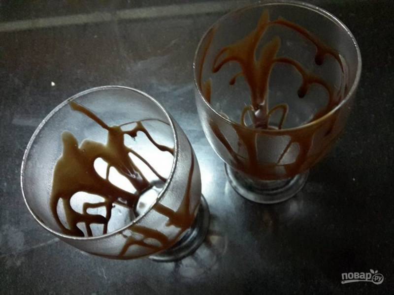 1. Налейте шоколадный сироп в стакан и остудите в холодильнике.