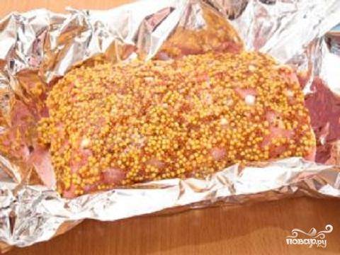 3. Выложить свинину в фольгу и плотно завернуть.