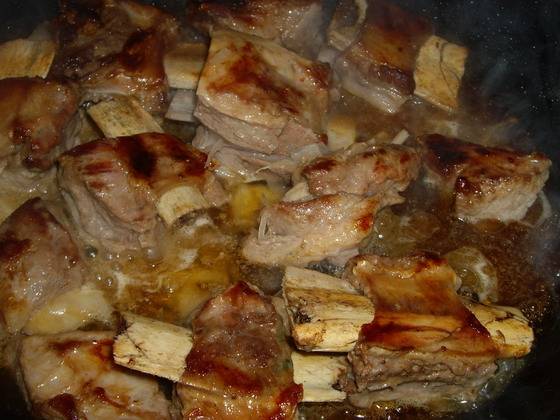 Тушеные говяжьи ребра с картошкой — рецепт с фото