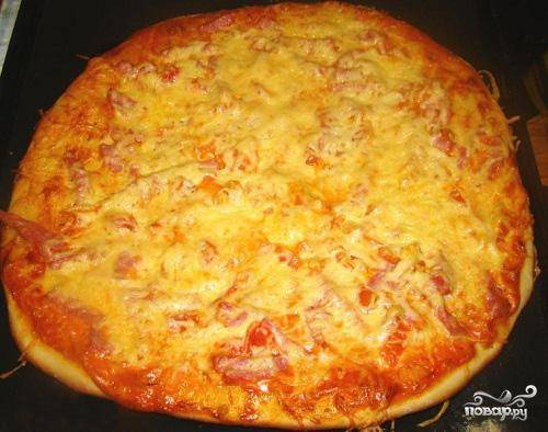 Вкусная пицца с колбасой, грибами, помидорами и сыром