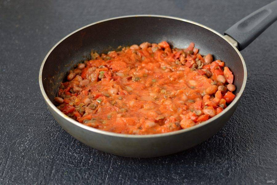 Добавьте томатный соус, затем залейте водой так, чтобы она покрывала всю смесь на полсантиметра. Посолите и поперчите. Накройте крышкой и тушите до испарения жидкости. 