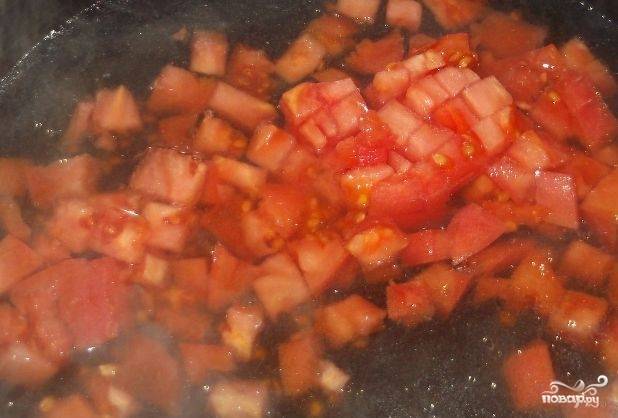 На другой сковороде смешайте отвар из капусты с помидорами. Проварите 13 минут.
