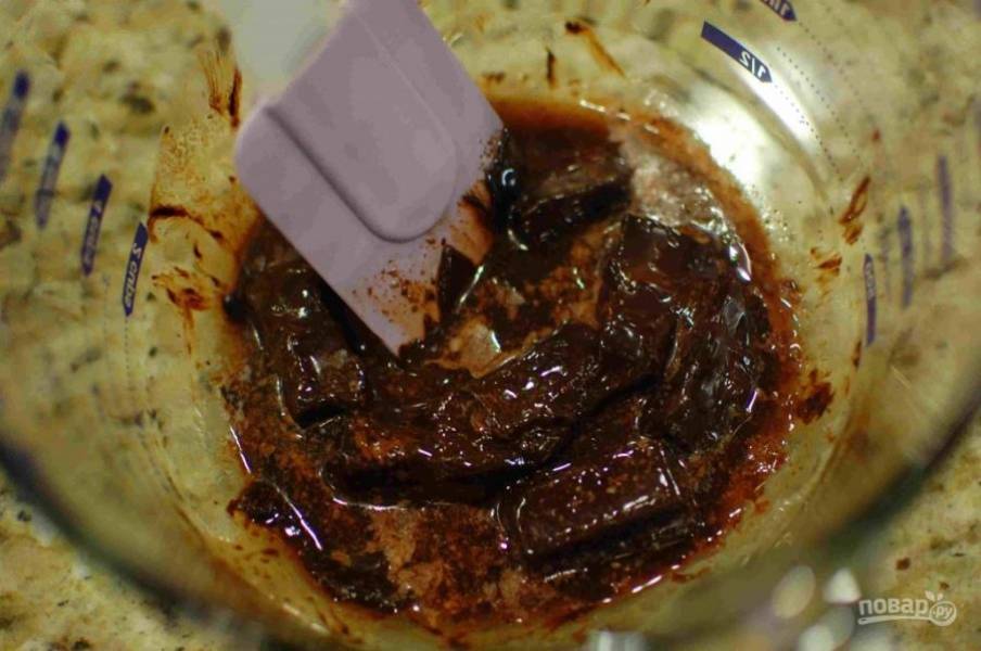 2.	В миске в микроволновой печи растопите черный шоколад со сливочным маслом.