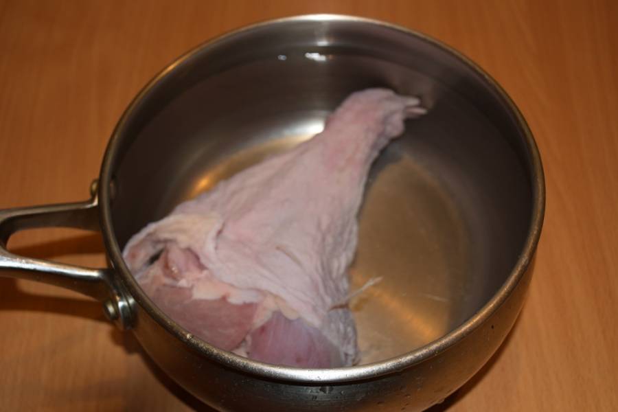 Домашнюю курицу разделать. У меня бройлер. Поместите мясо в кастрюлю. Залейте водой.