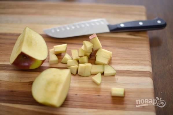 1. Вымойте, обсушите и нарежьте небольшими кубиками яблоки. 