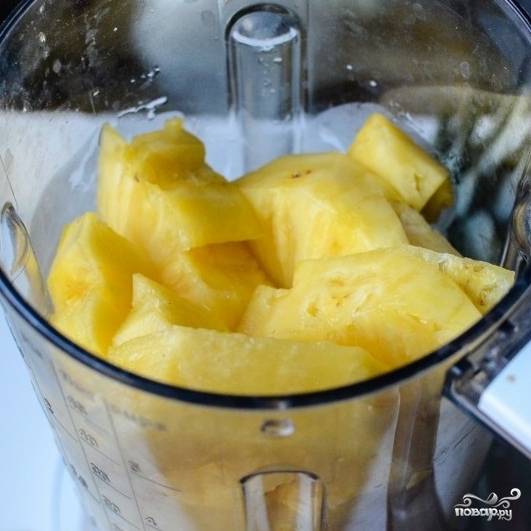 2. Сложите кусочки ананаса в блендер, добавьте лед и ананасовый сок. Взбейте до кашицы.