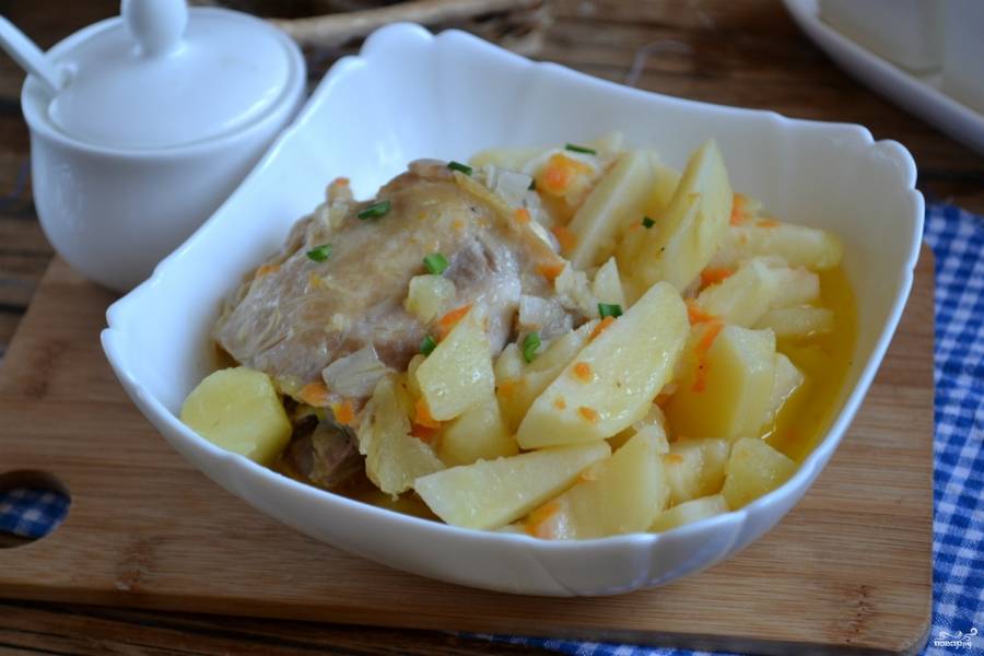 Куриные сардельки с паприкой и копчёным сыром, горчичным соусом и овощами-гриль.
