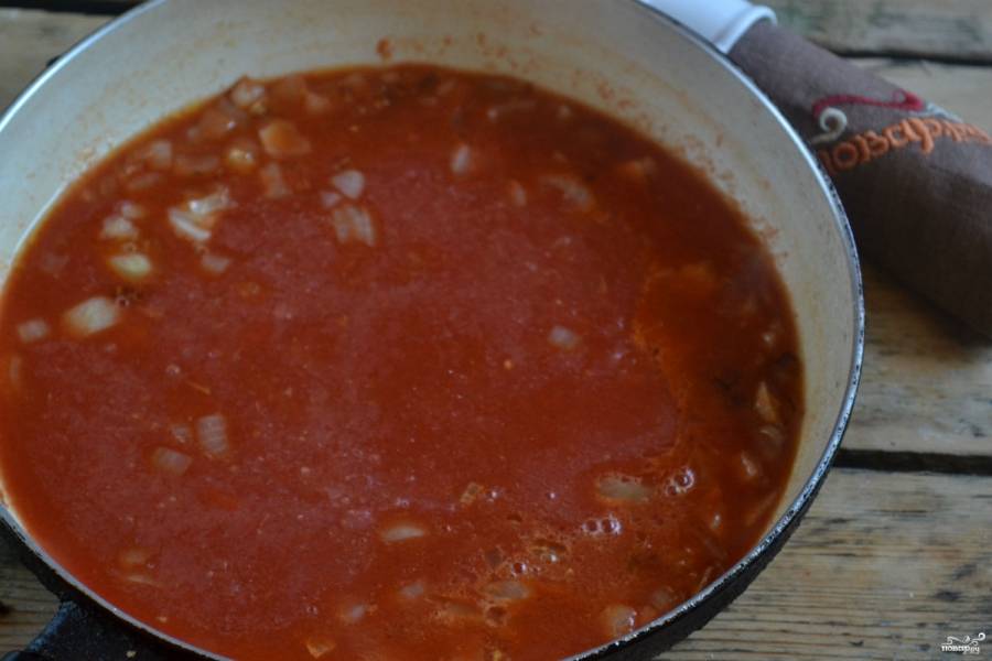 Потом влейте томатный сок и прокипятите соус 5 минут. Томатный соус готов.