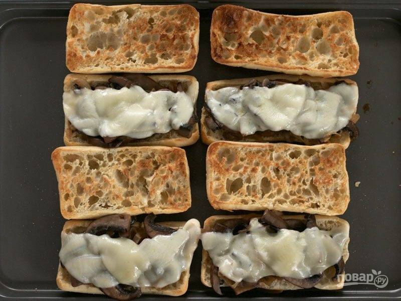 10. Отправьте противень с булками в духовку, чтобы расплавился сыр (5-7 минут).