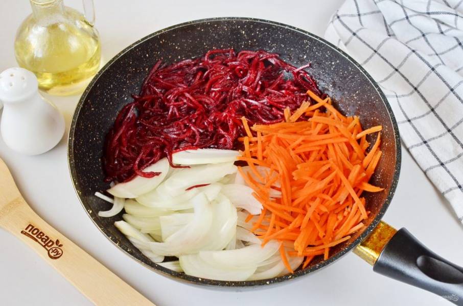 Добавьте морковь и лук, жарьте овощи до готовности.