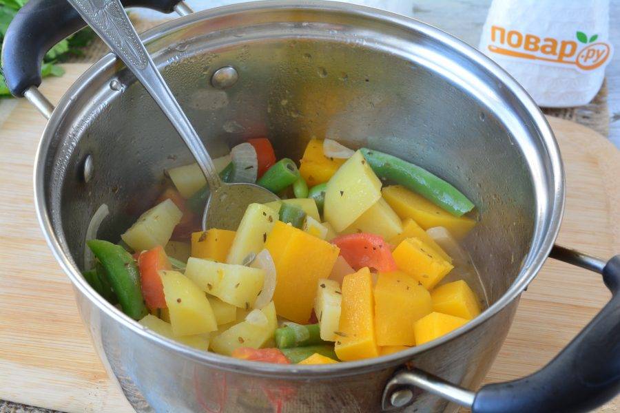 Влейте воду, пусть закипит с овощами и тушите рагу под крышкой на небольшом огне до мягкости всех ингредиентов. Тушите примерно 25 минут.