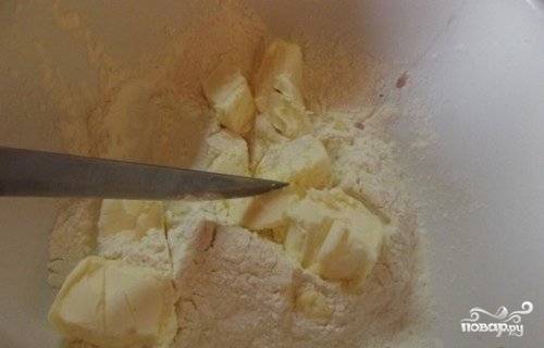 Размягчённое сливочное масло порубите ножом с мукой в миске. В другой миске смешайте яйцо с сахаром вилкой.