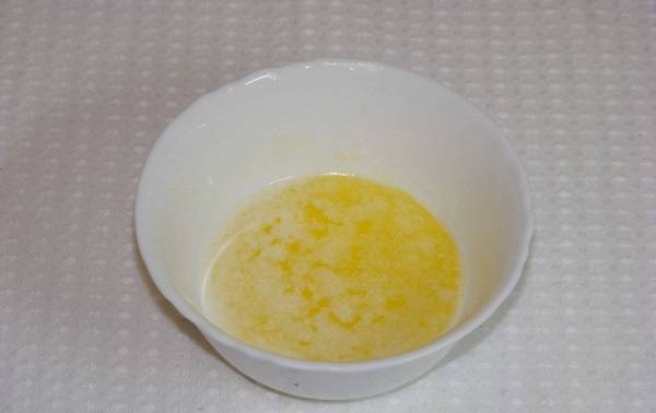 2. Сливочное масло растопить в микроволновой печи или на сковороде. 