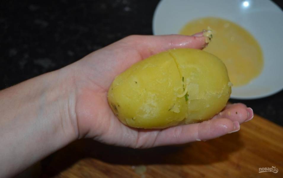 12.	Затем соединяю обе половинки, как бы формируя целую картошку.