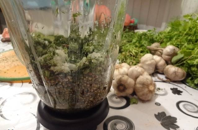 С помощью блендера измельчаем семена кориандра с солью.