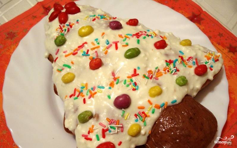 Для украшения "ёлки" используйте конфетки и разную сладкую присыпку. Перед употреблением можно поместить торт в холодильник на 1-2 часа, чтобы он как следует пропитался. Приятного аппетита и хорошего новогоднего настроения!