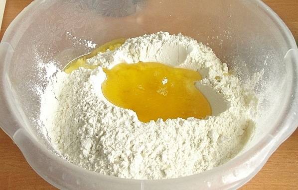 4. Муку просеять в глубокую мисочку, добавив соль. Затем влить растительное масло. Также в рецепт приготовления быстрого теста на пирожки жареные можно использовать растопленный маргарин или сливочное масло. 