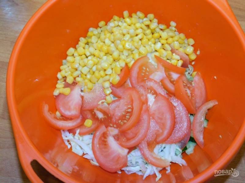 Салат с кукурузой и помидорами